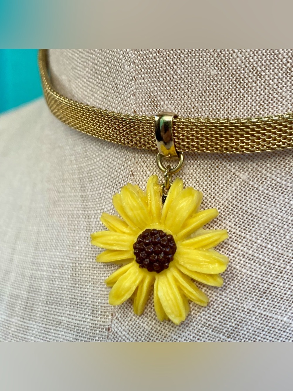 Vintage Gold-Tone Choker Necklace with Sunflower Charm